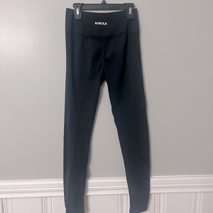 AUROLA scrunch workout leggings. Size medium.